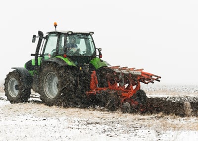 Traktor Schlupf im Schnee