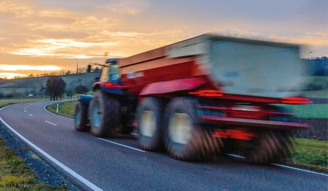 Schneller Traktor auf einer Straße