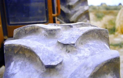 Verschleiß bei einem Traktorreifen wegen zu hohem Reifendruck