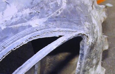Traktorreifen mit abgerissener Wulst