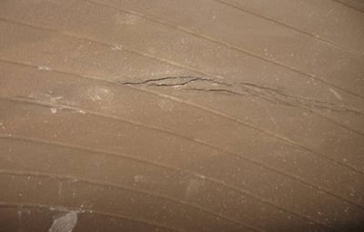 Beschädigter Schlauch eines Traktorreifens