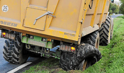 Reifenplatzer an einem Agraranhänger