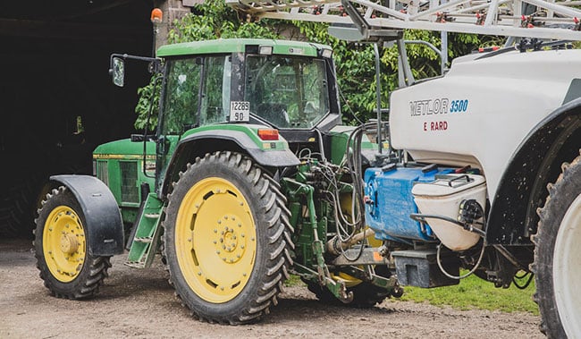 Traktor mit Feldspritze